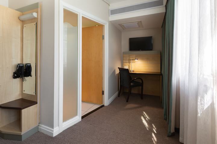 Room 6 of 96