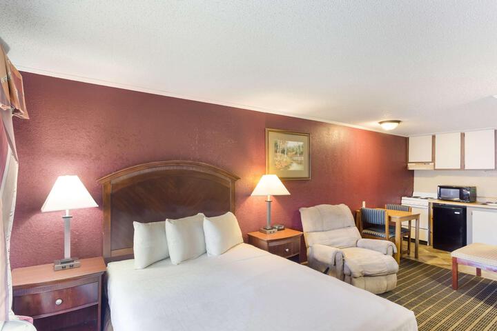 1 Queen Bed (7 of 19)