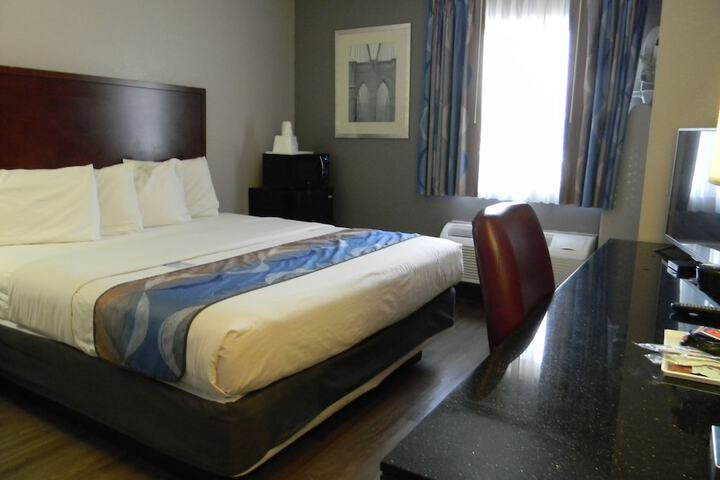 1 Queen Bed (3 of 3)