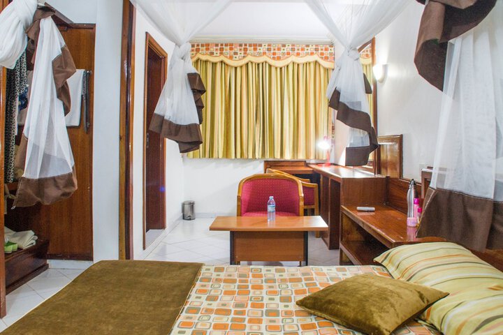 Room 10 of 33