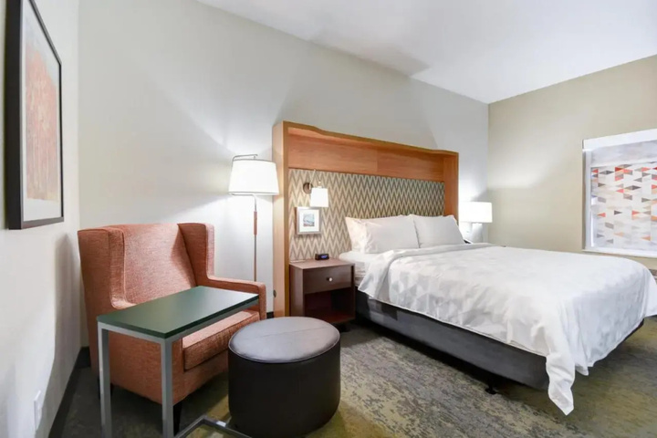 Room 3 of 27