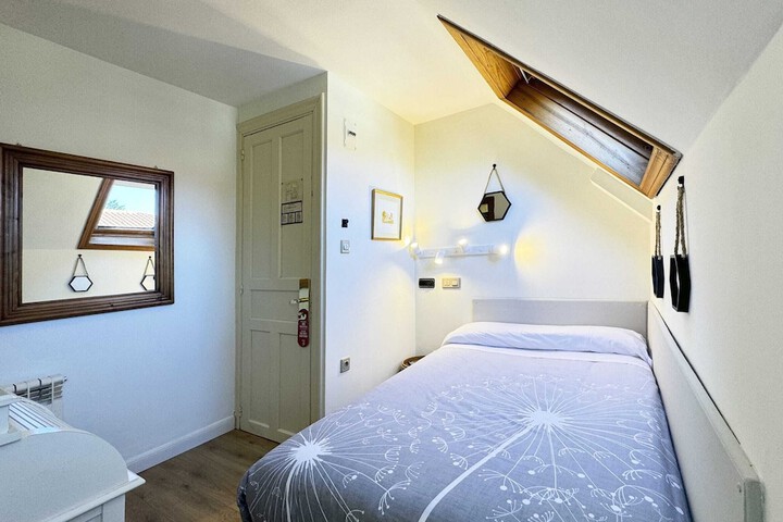 Room 12 of 37