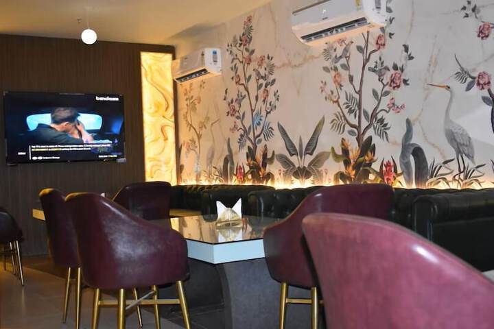 Lounge 106 of 130