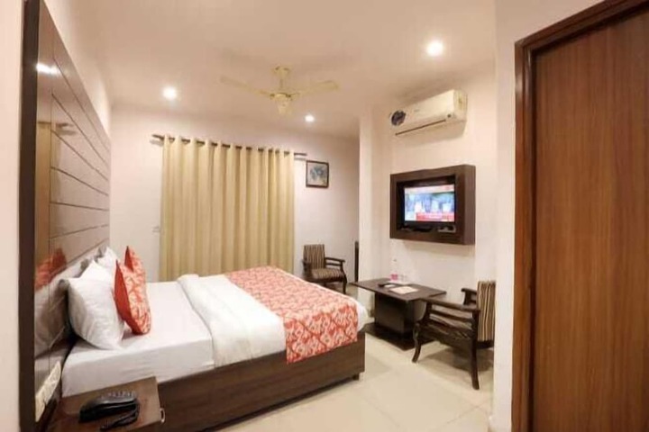 Room 4 of 7