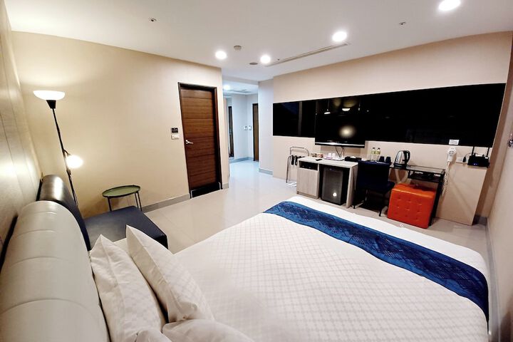 Room 35 of 61