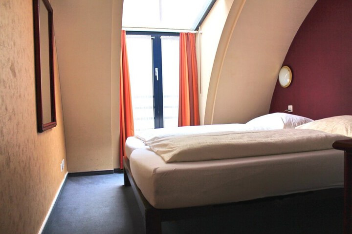 Room 7 of 38