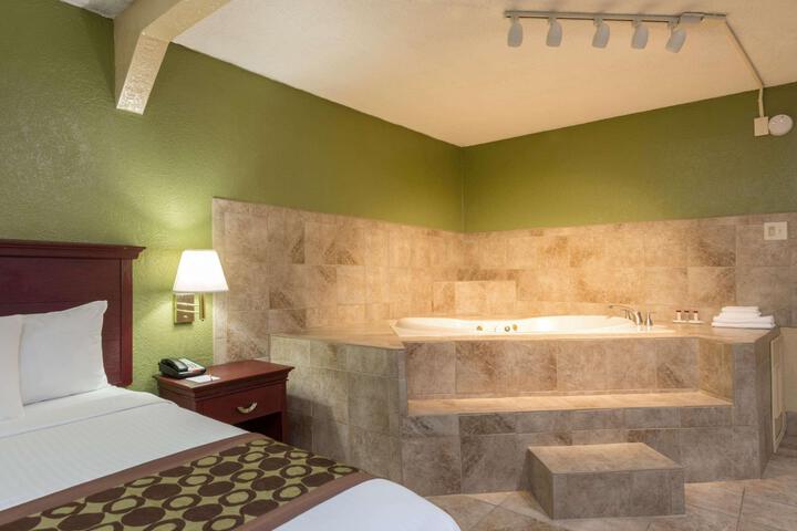 1 Queen Bed (8 of 14)