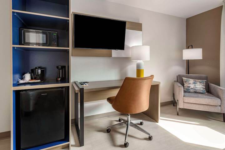 1 Queen Bed (7 of 14)