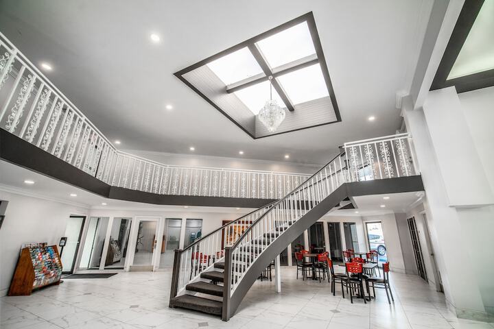 Lobby lounge