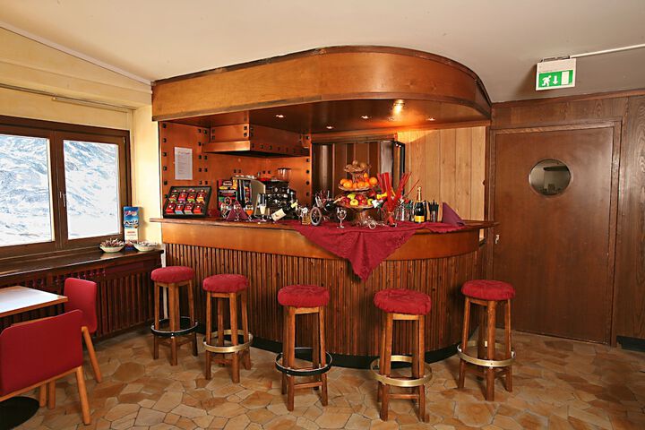 Lounge 33 of 44