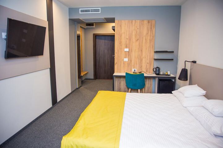 Room 6 of 50