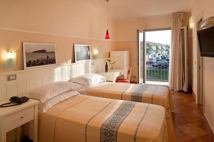 Room 3 of 37