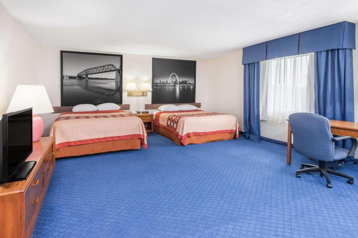 2 Queen Beds (8 of 10)