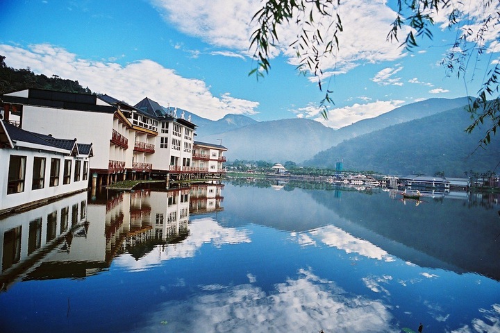Lakeside Resort Hotel