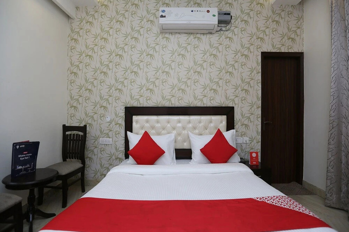 Room 7 of 9