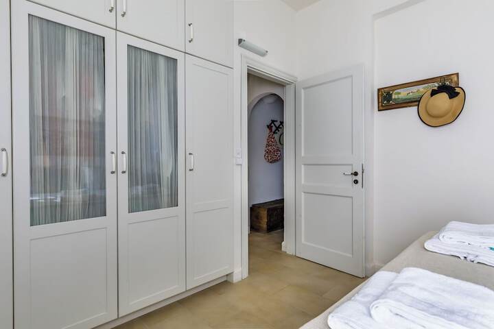Room 26 of 102