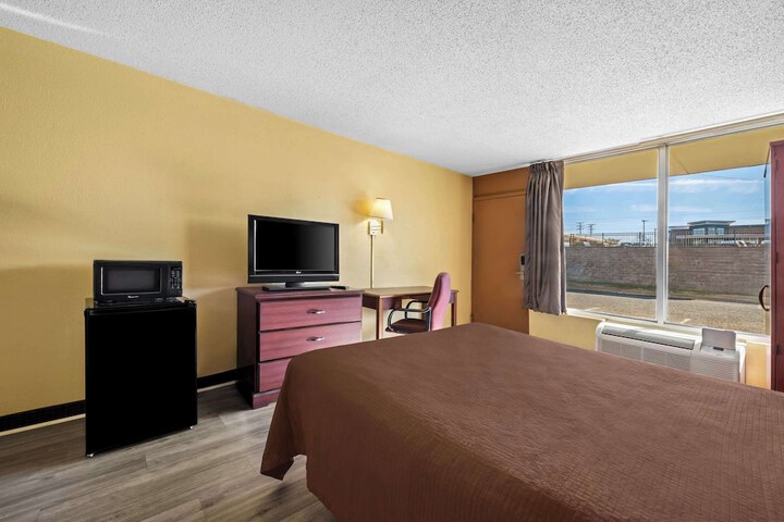 1 King Bed (5 of 13)