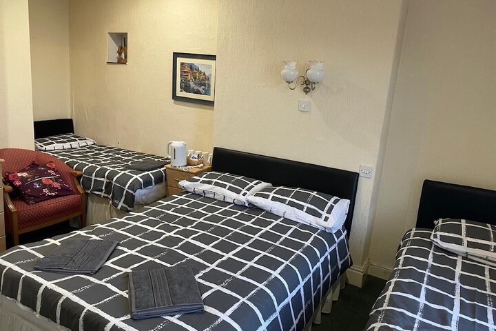 Room 7 of 12