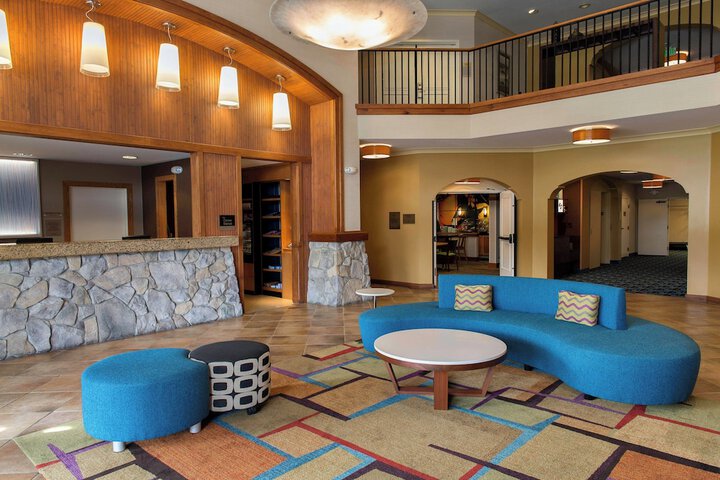 Lobby lounge