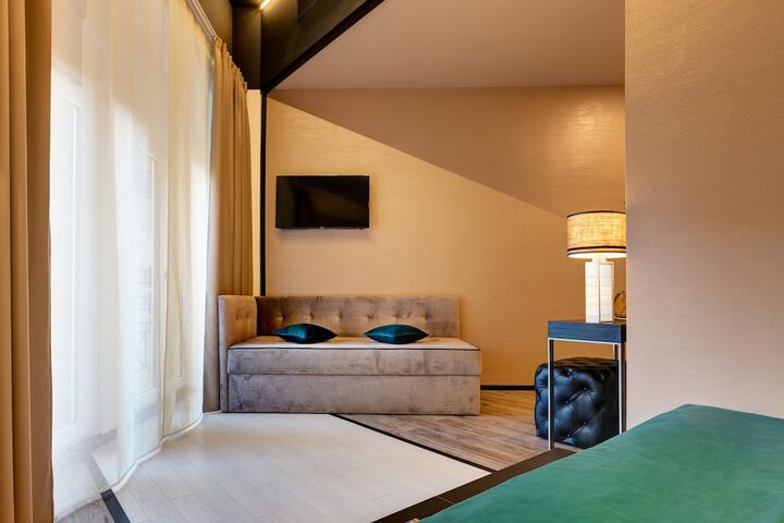 Room 4 of 84