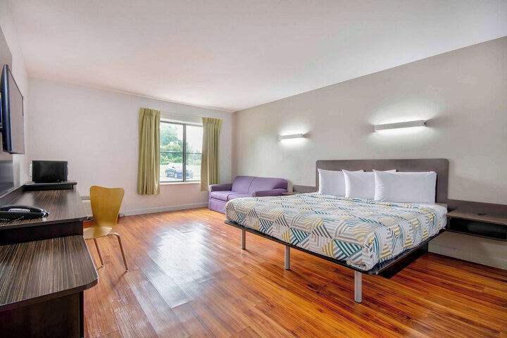 1 King Bed Accessible (7 of 9)