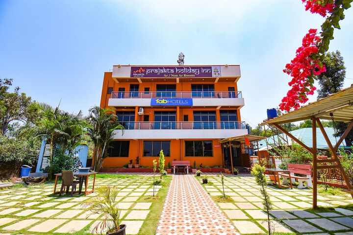 Fabexpress Prajakta Holiday Inn
