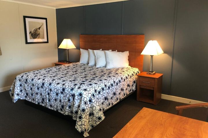 Room 9 of 18