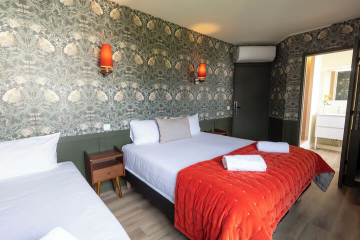 Room 9 of 18