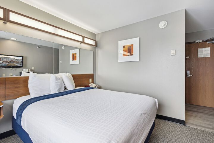 Queen Bed Accessible (12 of 14)