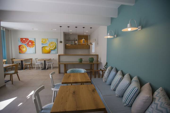Lounge 38 of 47