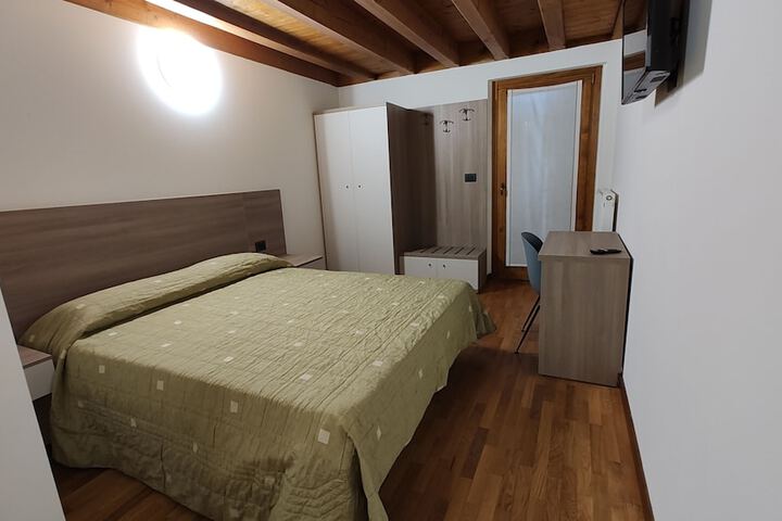 Room 6 of 51
