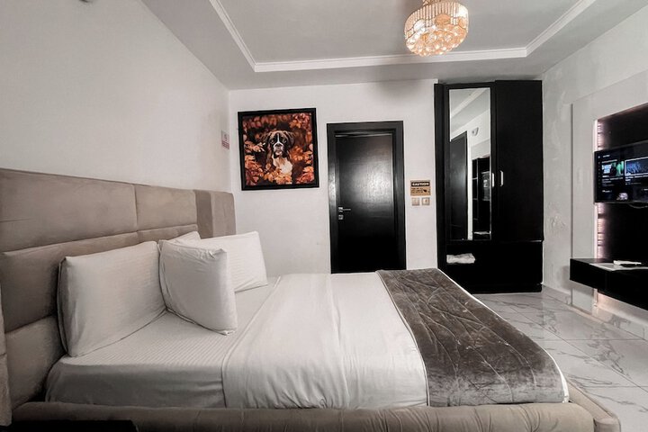 Room 10 of 35