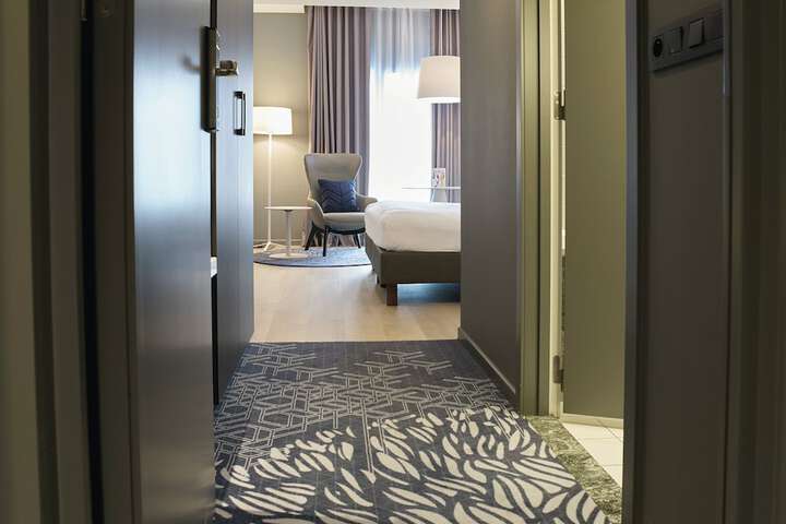 Room 6 of 76