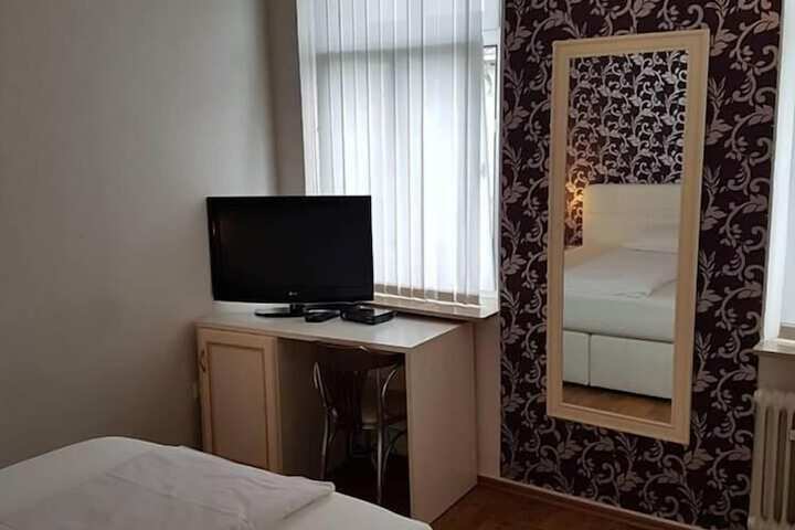 Room 13 of 25