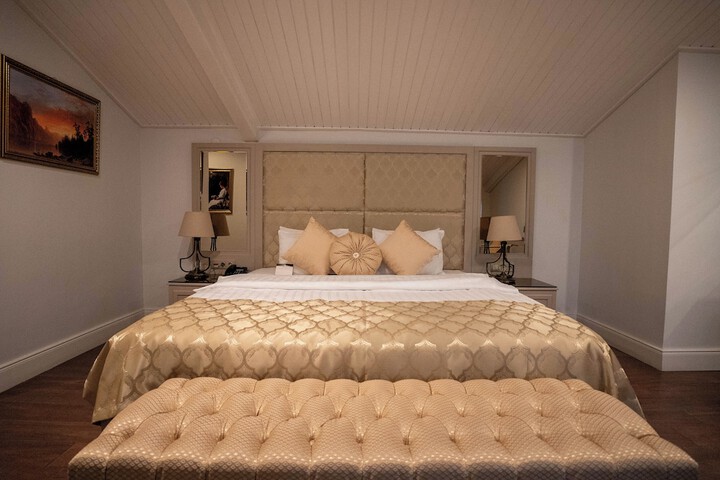Room 11 of 34