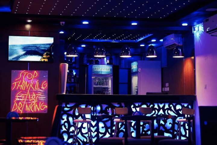 Lounge 23 of 25