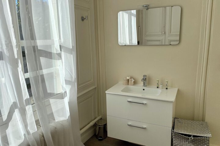 Room 27 of 40