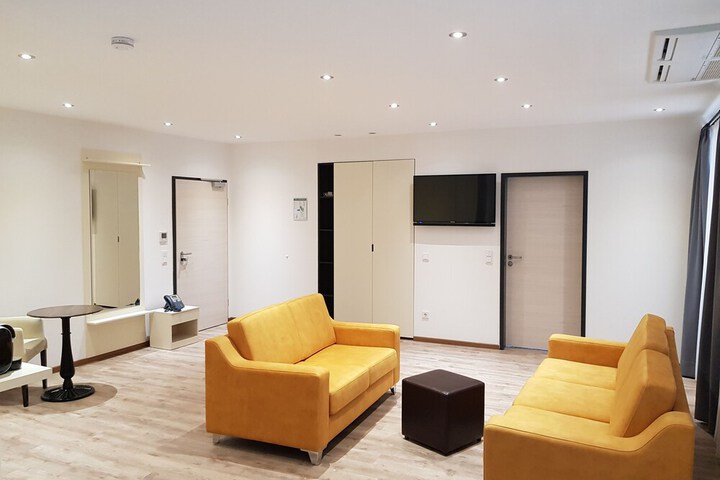 Room 6 of 34