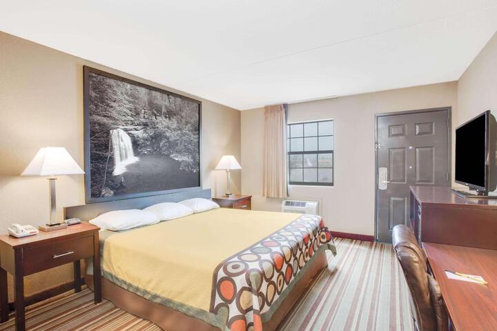 1 King Bed (2 of 9)