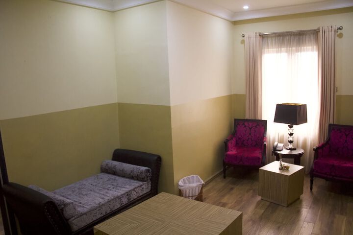 Room 6 of 44