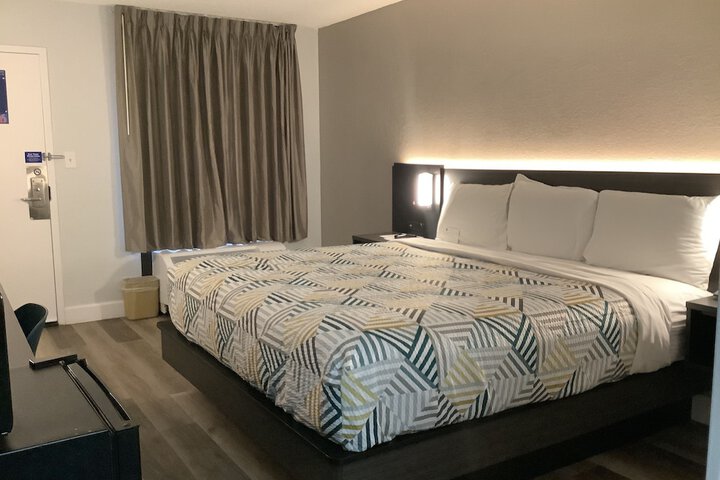 1 King Bed (1 of 16)