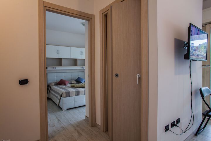 Room 8 of 48