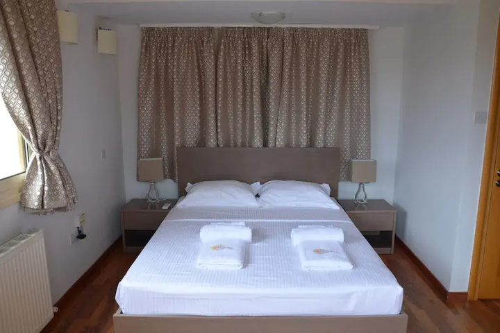 Room 5 of 16