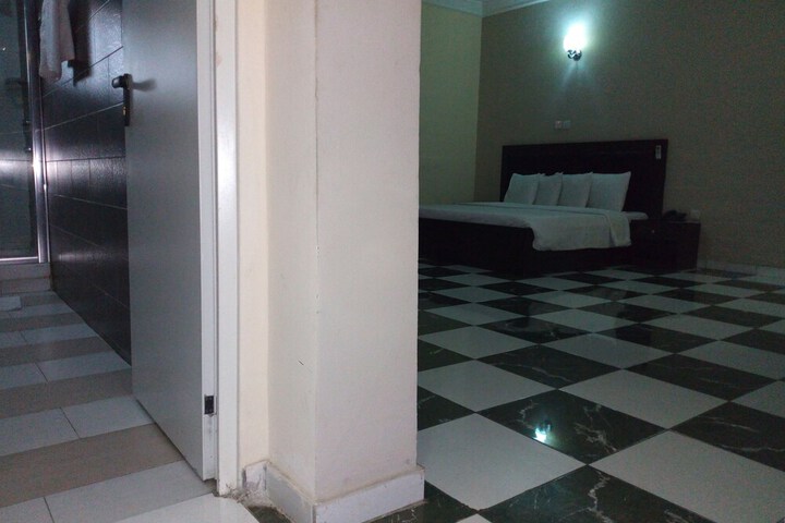 Room 10 of 27