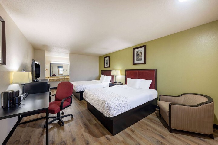 1 Queen Bed (8 of 10)