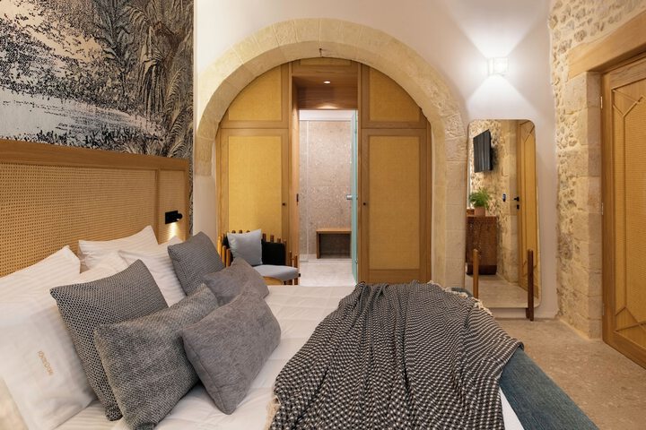 Room 4 of 43