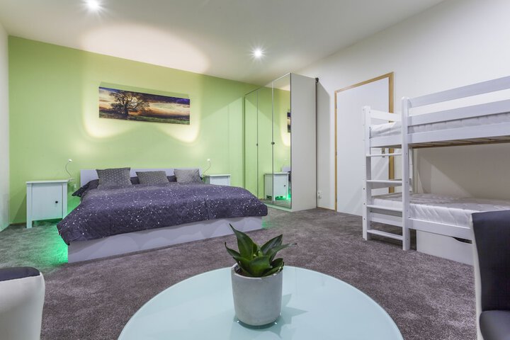 Room 5 of 9