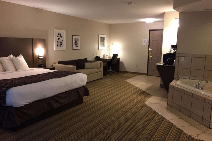 1 King Bed (4 of 5)