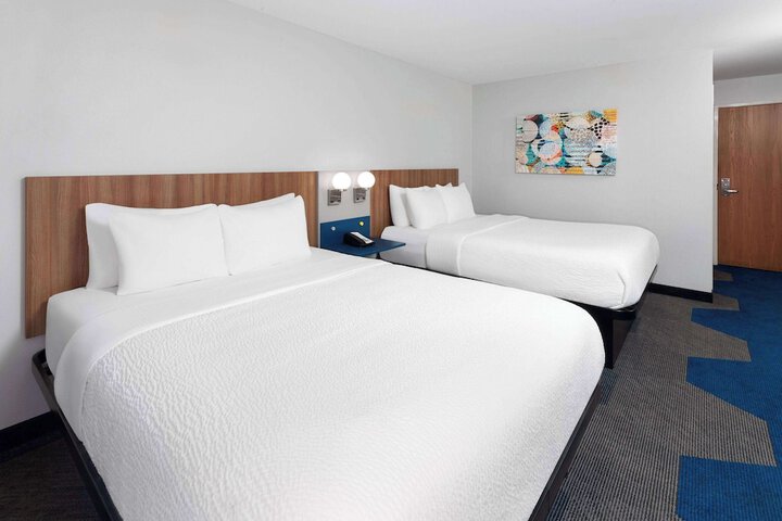 1 Queen Bed (16 of 20)
