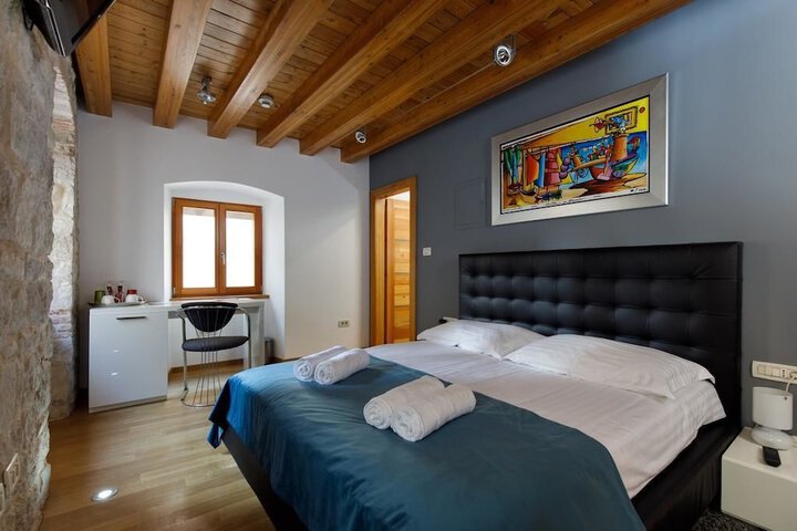 Room 11 of 31